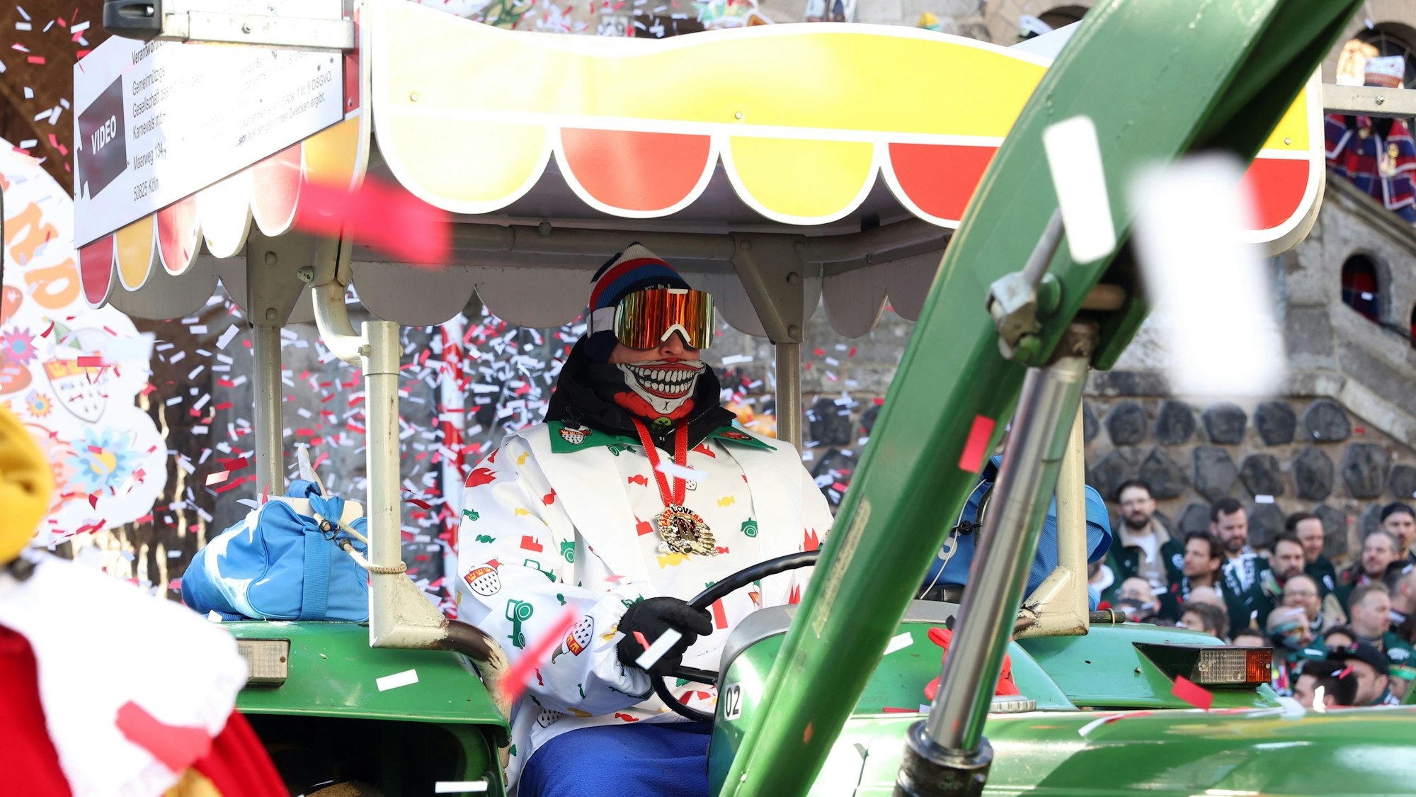 03.03.2025
Köln:
Rosenmontagszug:
Am frühen Morgen transportiert das Festkomitee Kölner Karneval alle Fahrzeuge des Rosenmontagszugs aus der Wagenhalle des Haus des Karnevals in die Südstadt. Reportage über den „Zug vor dem Zug“.
Christoph Kuhl im Wagen Der Zoch kütt
Foto: Martina Goyert