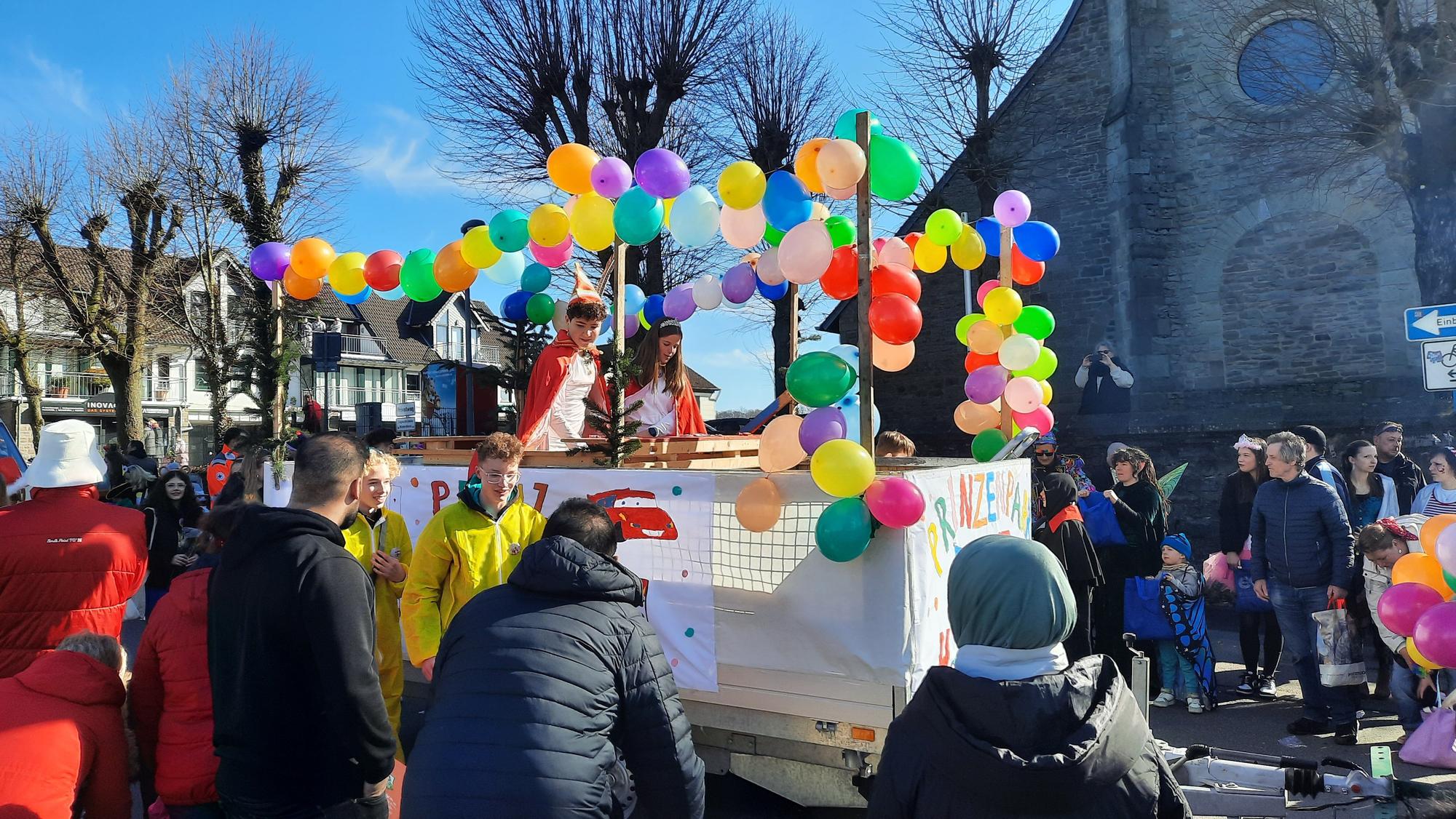Das Kinderprinzenpaar Hannah und Jamie auf einem Wagen beim Karnevalszug in Lindlar-Frielingsdorf.