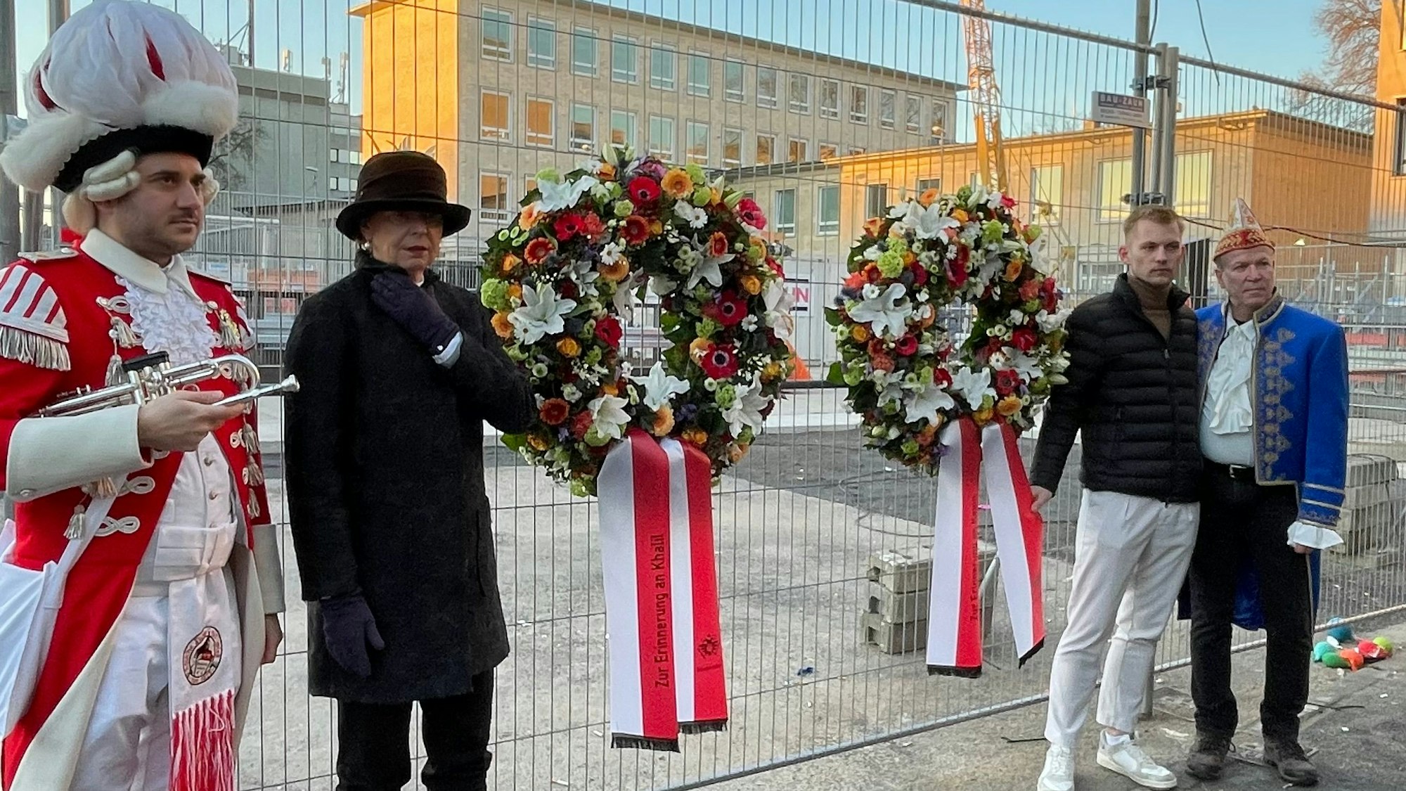 OB Henriette Reker mit einem roten Funk (l.), Marvin Pagel, dem Bruder eines der Einsturz-Opfer, und Christoph Kuckelkorn (r.), dem Leiter des Festkomitees Kölner Karneval.