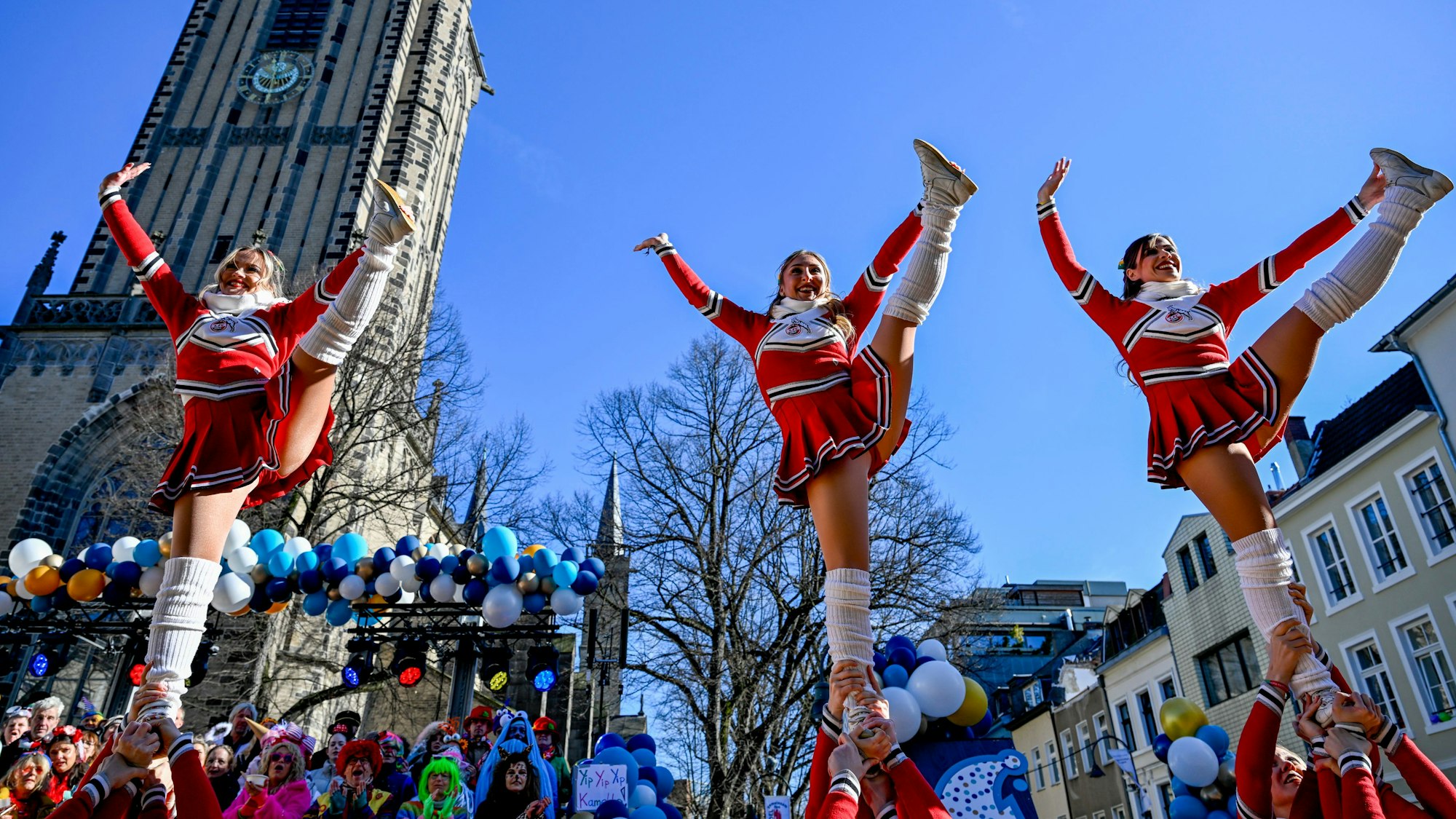 03.03.2025, Köln: Tanzgruppen sorgen für Stimmung. Der Rosenmontagszug zieht durch die Severinstraße. Die Jecken feiern am Rosenmontag den Karneval bei bestem Wetter und schönstem Sonnenschein. Foto: Uwe Weiser