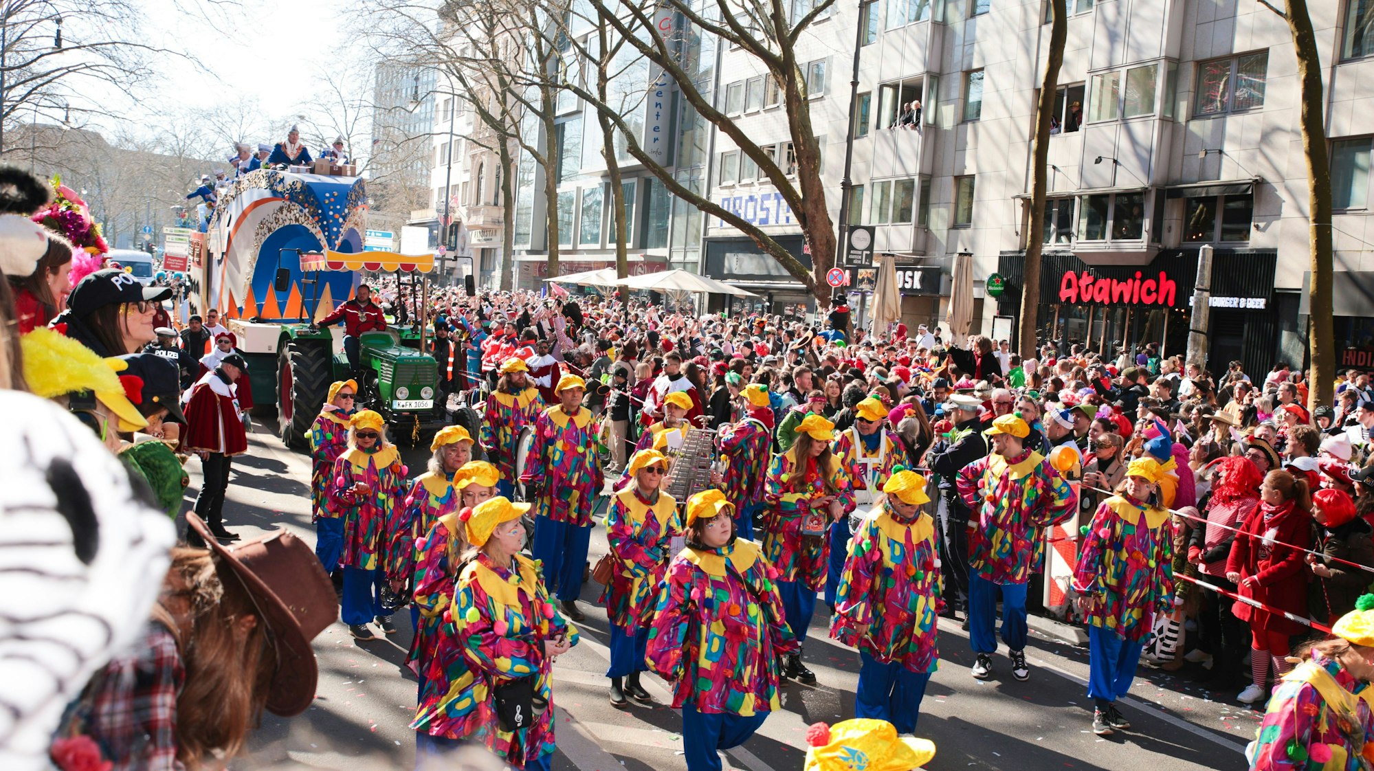 Bunte Fußgruppe am Rudolfplatz