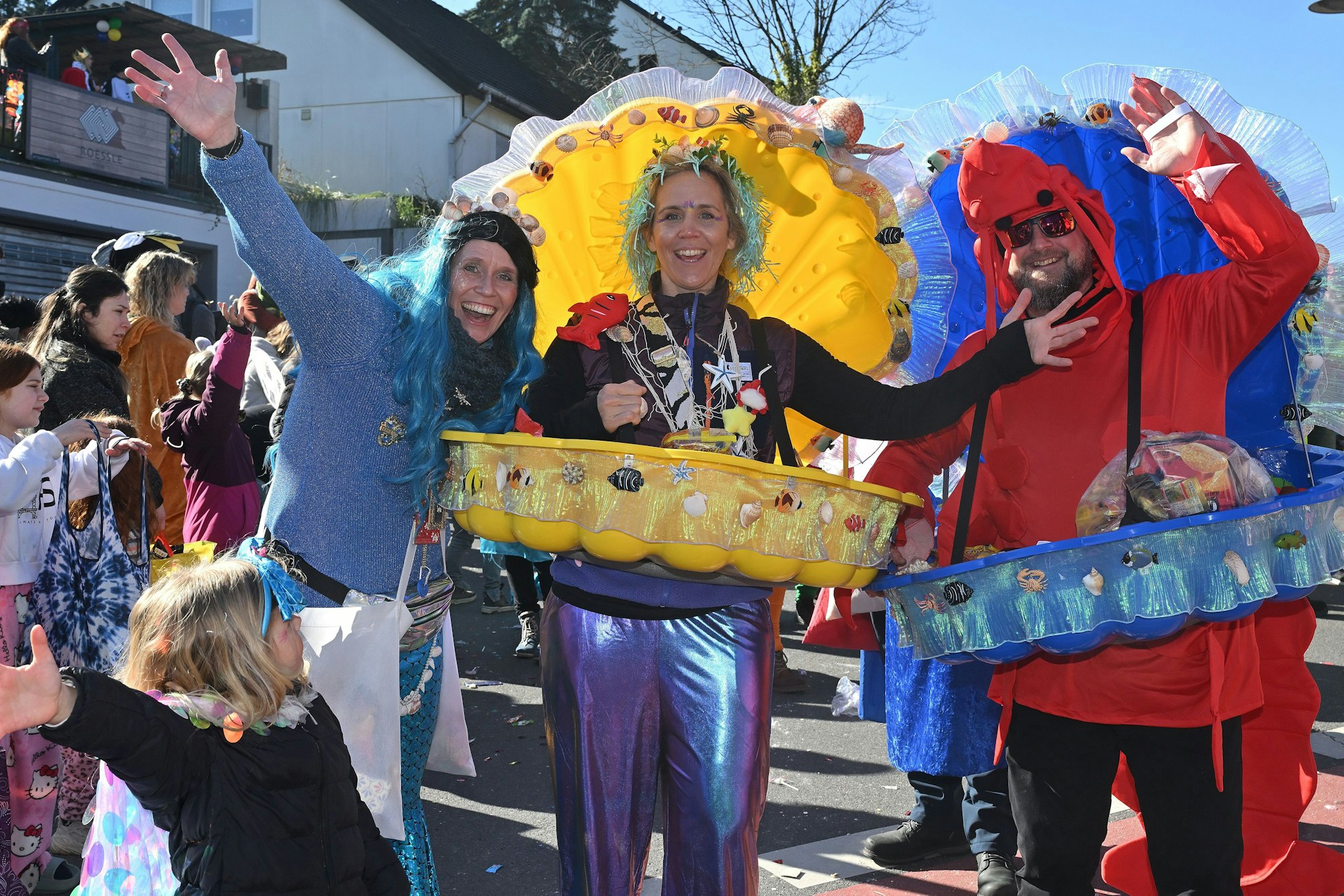 Strahlender Sonnenschein und zahlreiche Schaulustige sorgten für beste Laune bei den Jecken, die am Rösrather Zug teilnahmen.