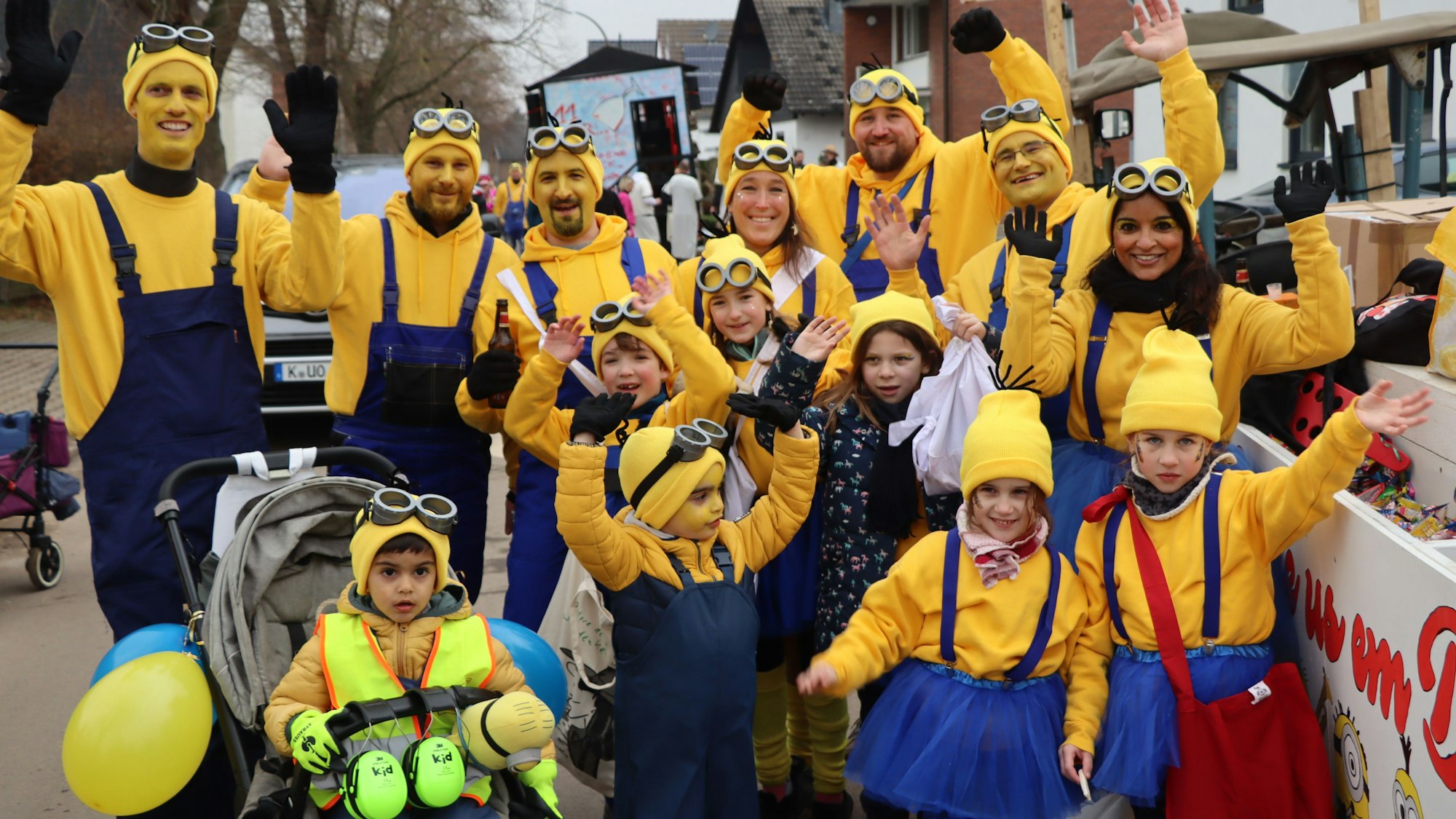 Auf dem Bild sind Freunde zu sehen, die sich als Minions verkleidet haben.