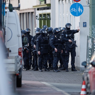 Schwerbewaffnete Einsatzkräfte der Polizei sichern eine Straße vor dem Landgericht in der Bielefelder Innenstadt. (Archivbild)