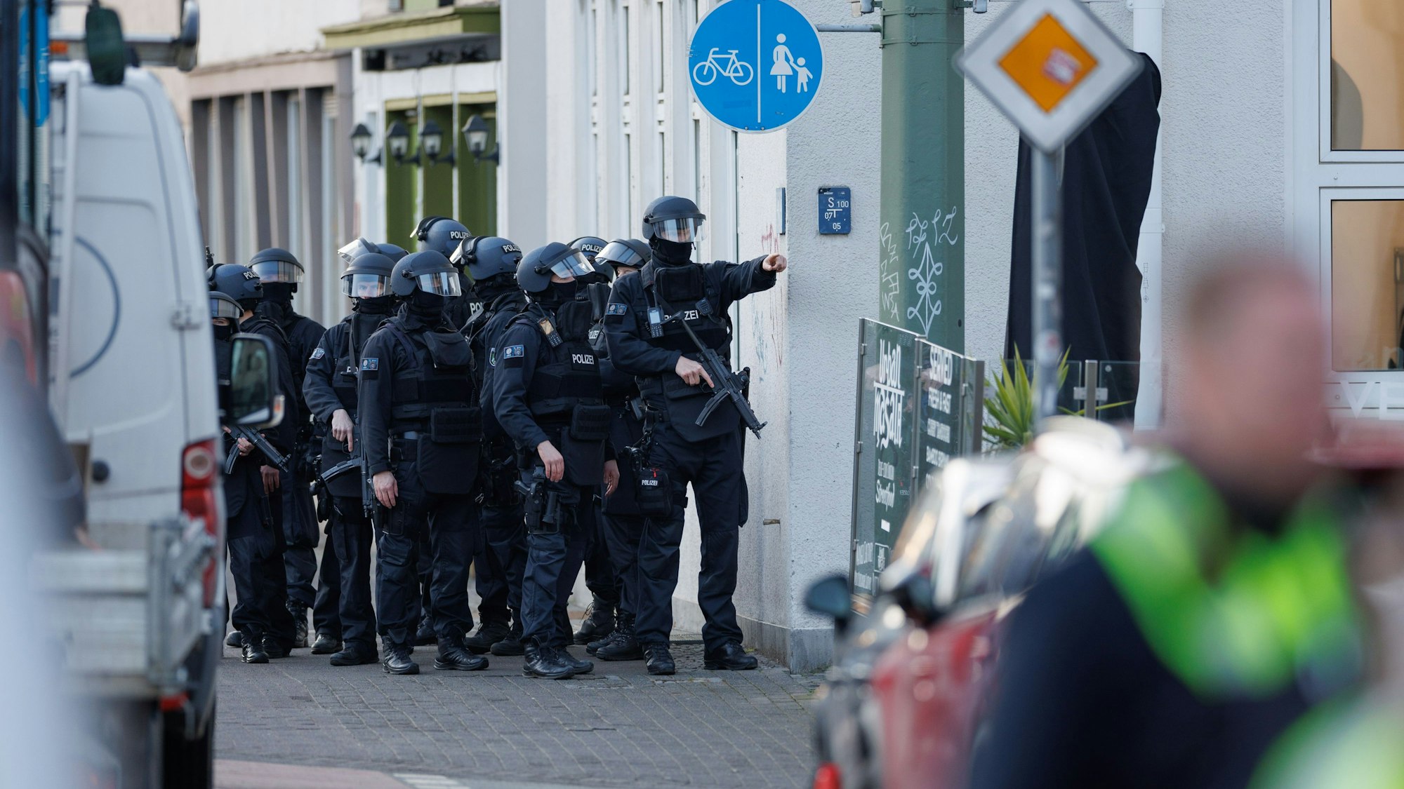 Schwerbewaffnete Einsatzkräfte der Polizei sichern eine Straße vor dem Landgericht in der Bielefelder Innenstadt. (Archivbild)