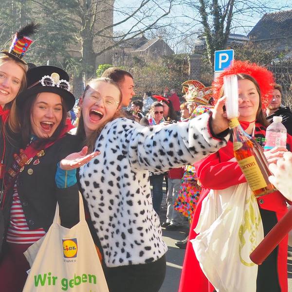Der Zirkus macht richtig Zirkus auf dem Zugweg. Die Akteurinnen hatten ansteckend gute Laune.