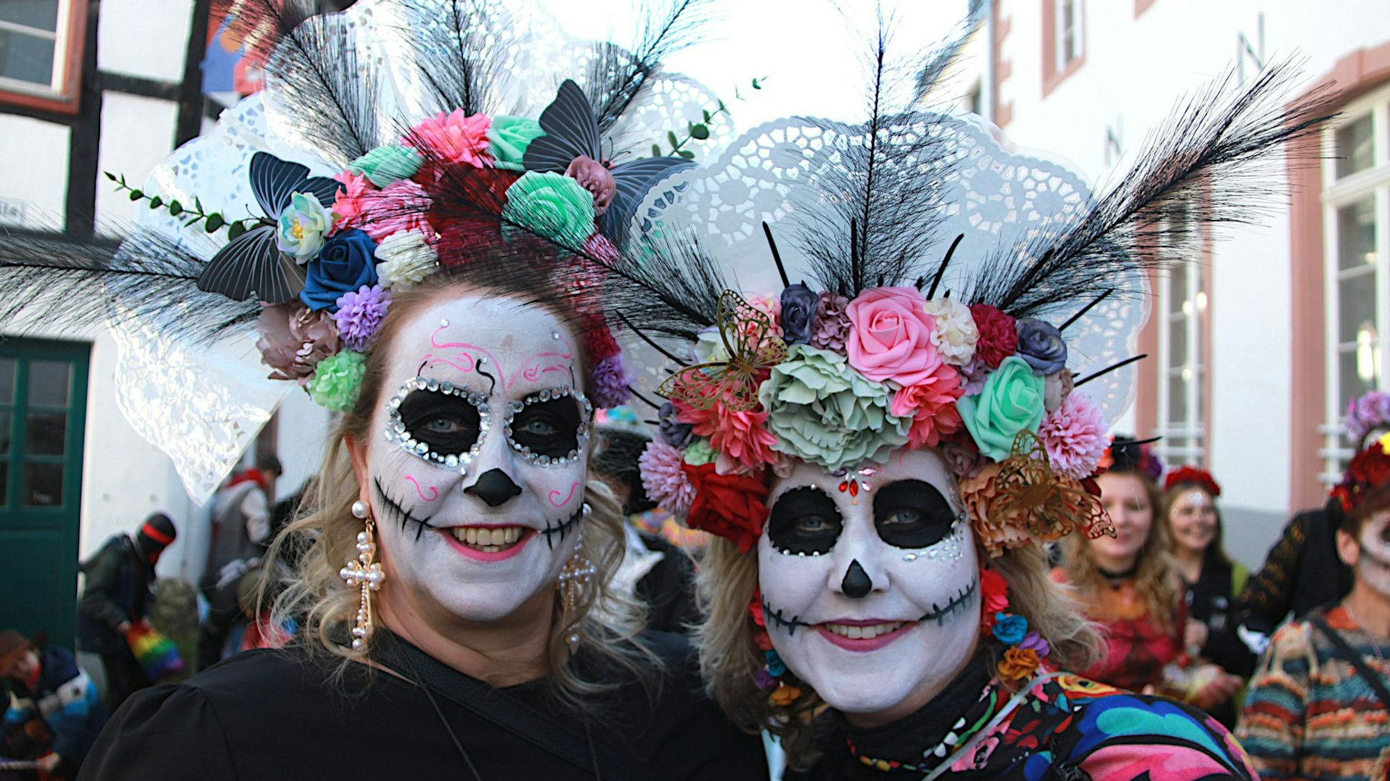 Ihr Kostüm, der Haarschmuck und das Make-up waren inspiriert vom mexikanischen „Dia de los Muertos“: Katja und Melanie aus Blankenheim.