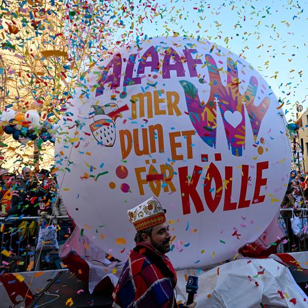 03.03.2025, Köln: Das neue Motto ist "Alaaf, mer dun et för Kölle". Der Rosenmontagszug zieht durch die Severinstraße. Die Jecken feiern am Rosenmontag den Karneval bei bestem Wetter und schönstem Sonnenschein. Foto: Uwe Weiser