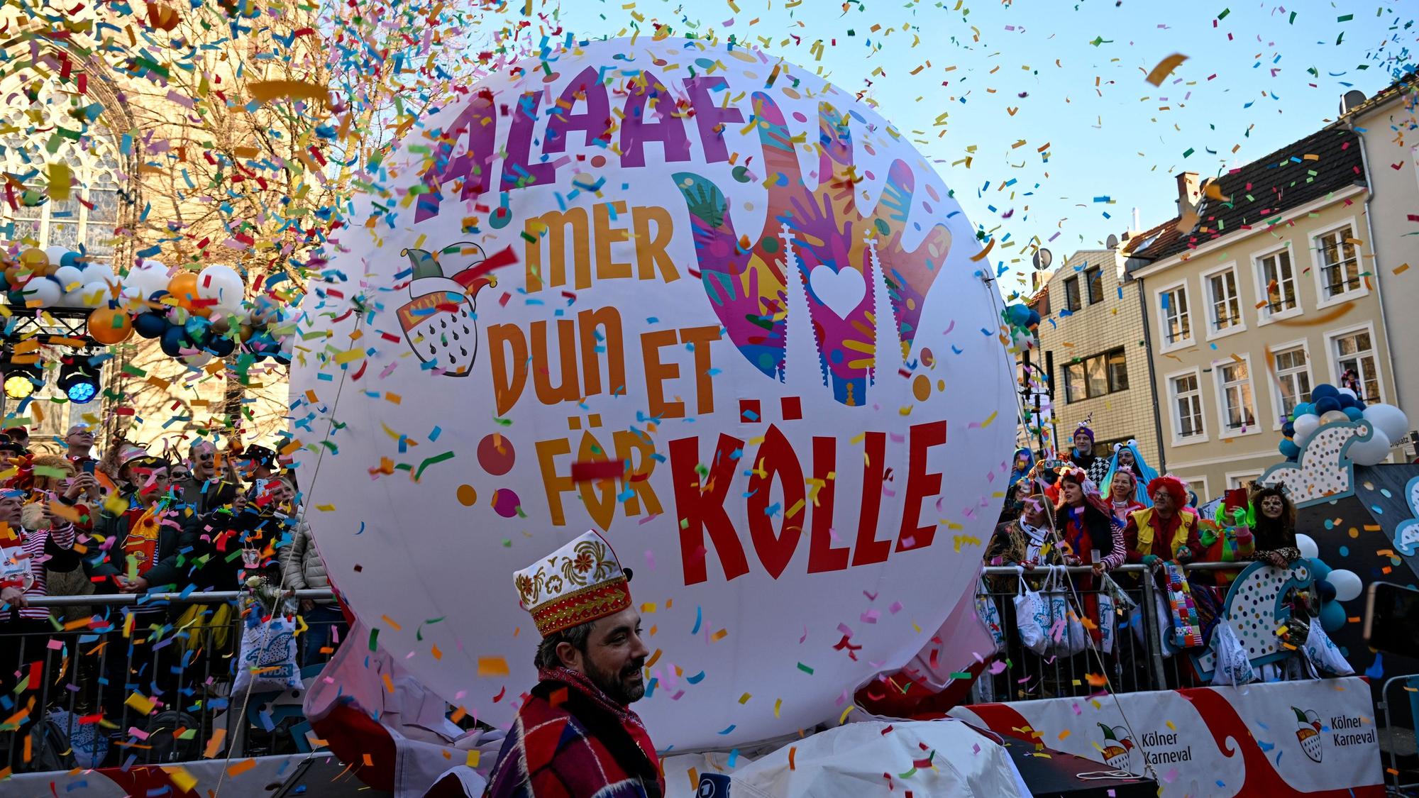 03.03.2025, Köln: Das neue Motto ist "Alaaf, mer dun et för Kölle". Der Rosenmontagszug zieht durch die Severinstraße. Die Jecken feiern am Rosenmontag den Karneval bei bestem Wetter und schönstem Sonnenschein. Foto: Uwe Weiser