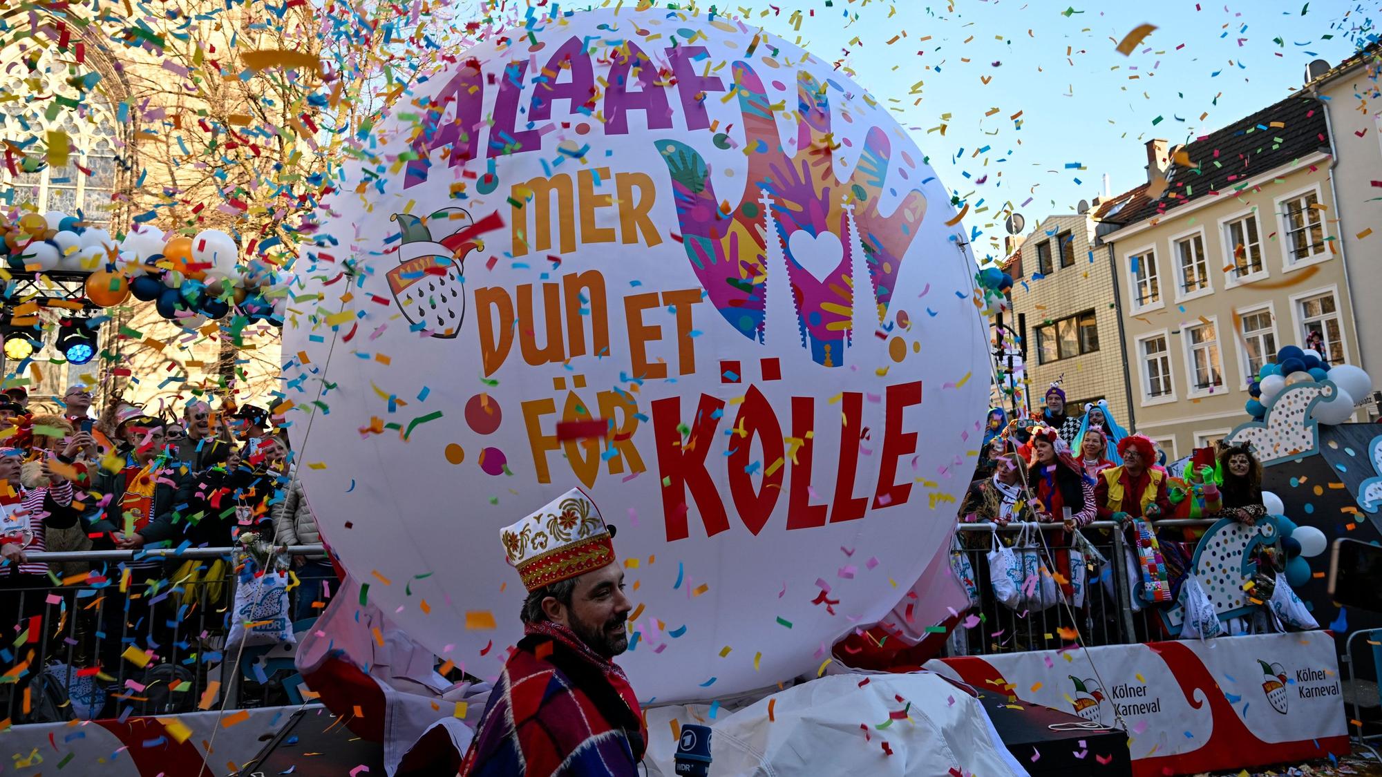 03.03.2025, Köln: Das neue Motto ist "Alaaf, mer dun et för Kölle". Der Rosenmontagszug zieht durch die Severinstraße. Die Jecken feiern am Rosenmontag den Karneval bei bestem Wetter und schönstem Sonnenschein. Foto: Uwe Weiser