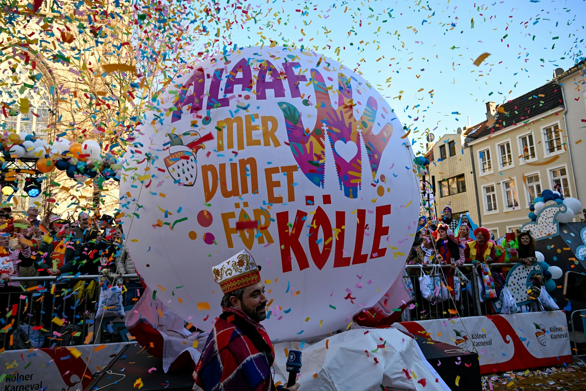 03.03.2025, Köln: Das neue Motto ist "Alaaf, mer dun et för Kölle". Der Rosenmontagszug zieht durch die Severinstraße. Die Jecken feiern am Rosenmontag den Karneval bei bestem Wetter und schönstem Sonnenschein. Foto: Uwe Weiser