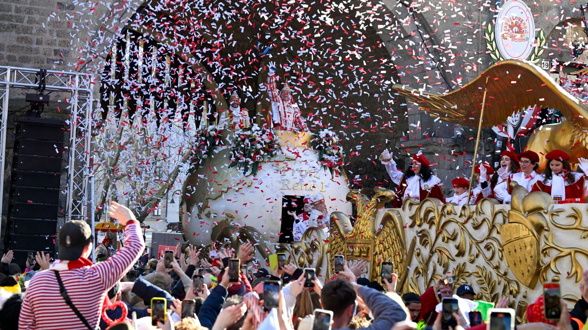 Der Rosenmontagszug zieht 2025 bei Sonnenschein durch die Straßen.