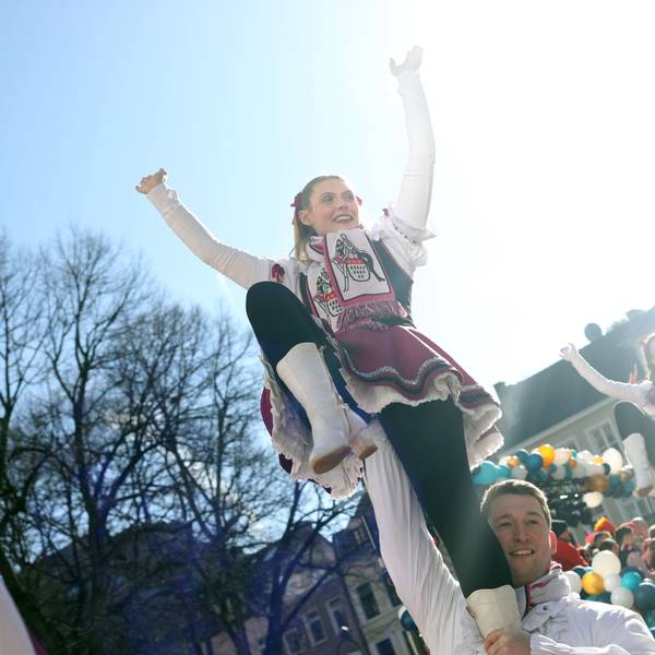 Tanzgruppe im Rosenmontagszug