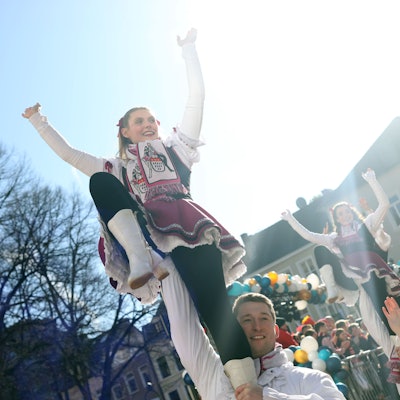 Tanzgruppe im Rosenmontagszug