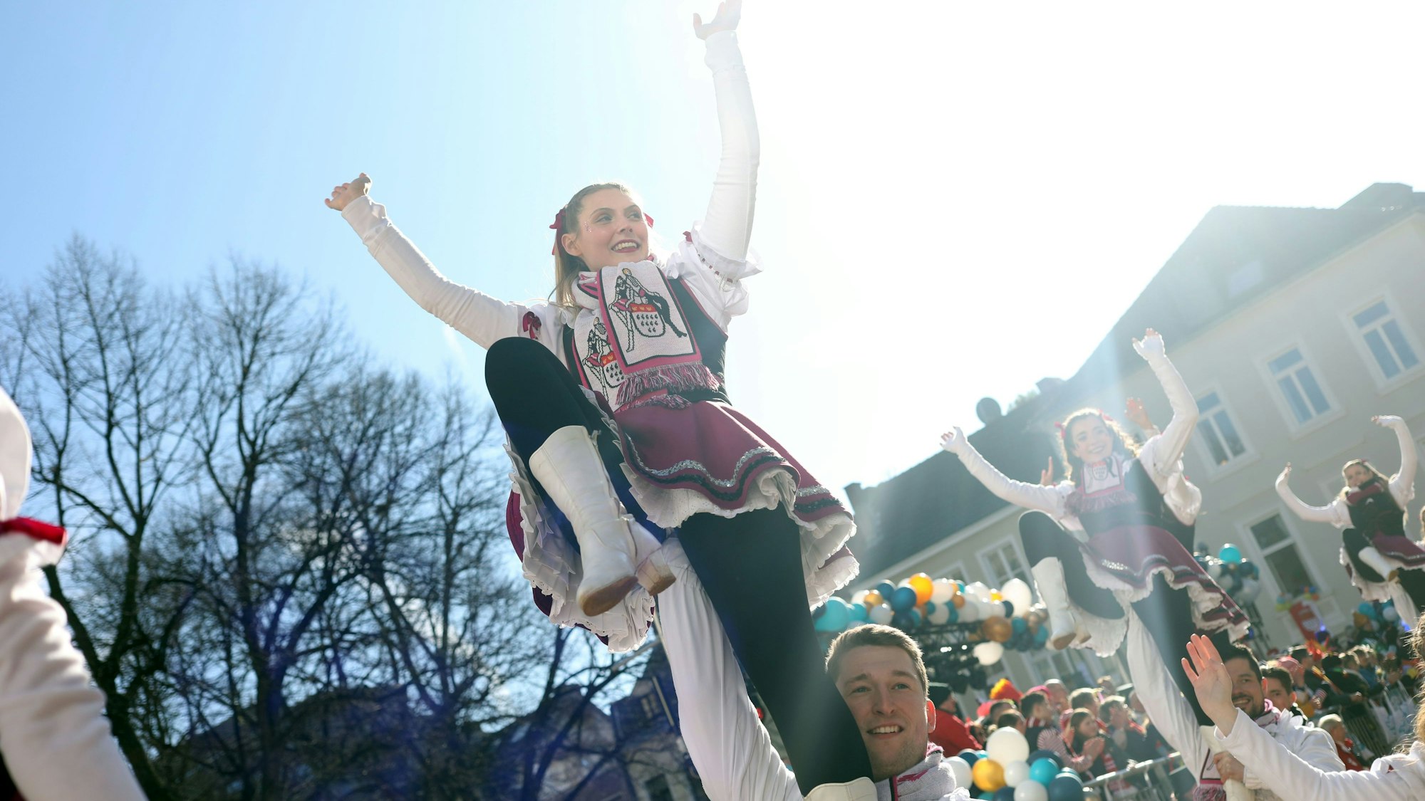 Tanzgruppe im Rosenmontagszug
