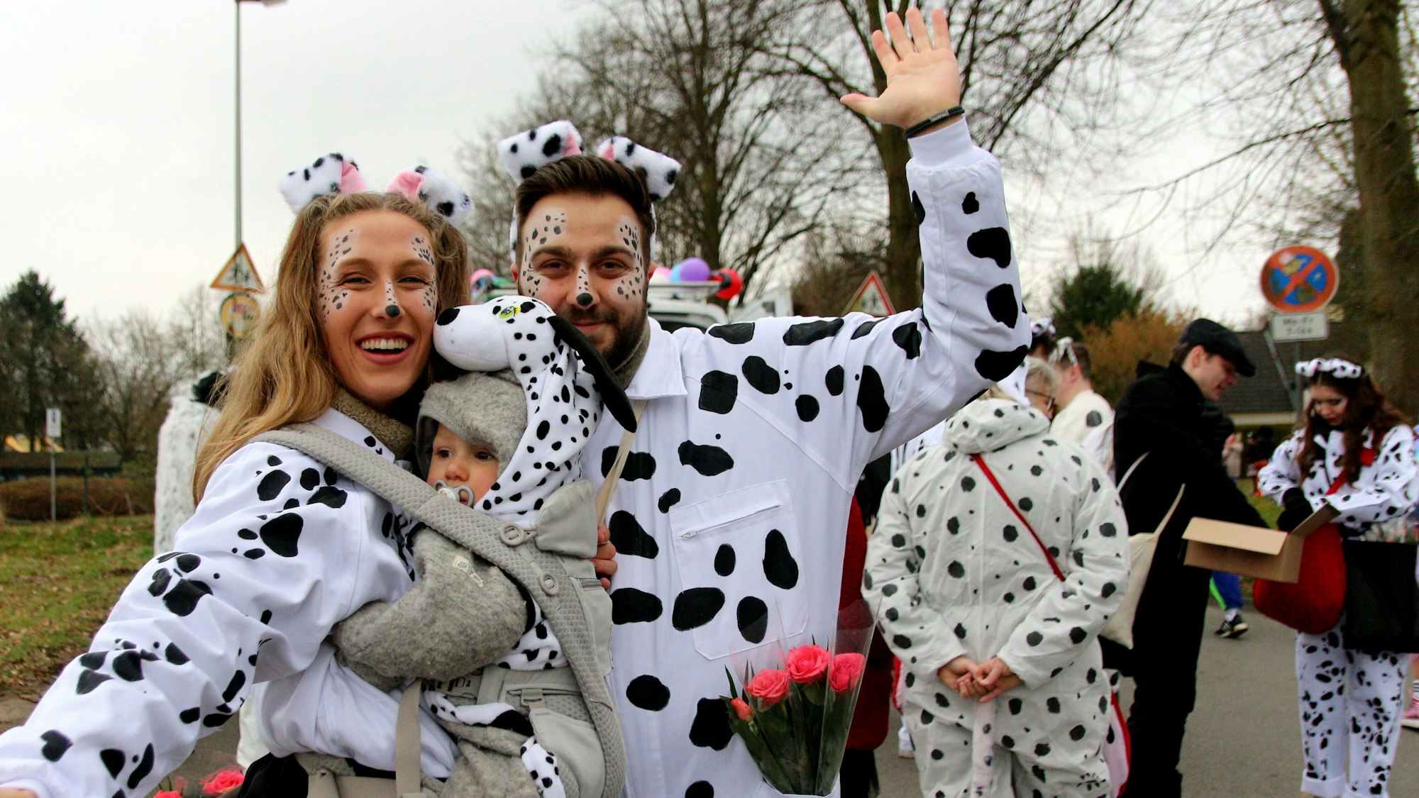 Auf dem Bild ist eine Familie in Dalmatinerkostümen zu sehen.