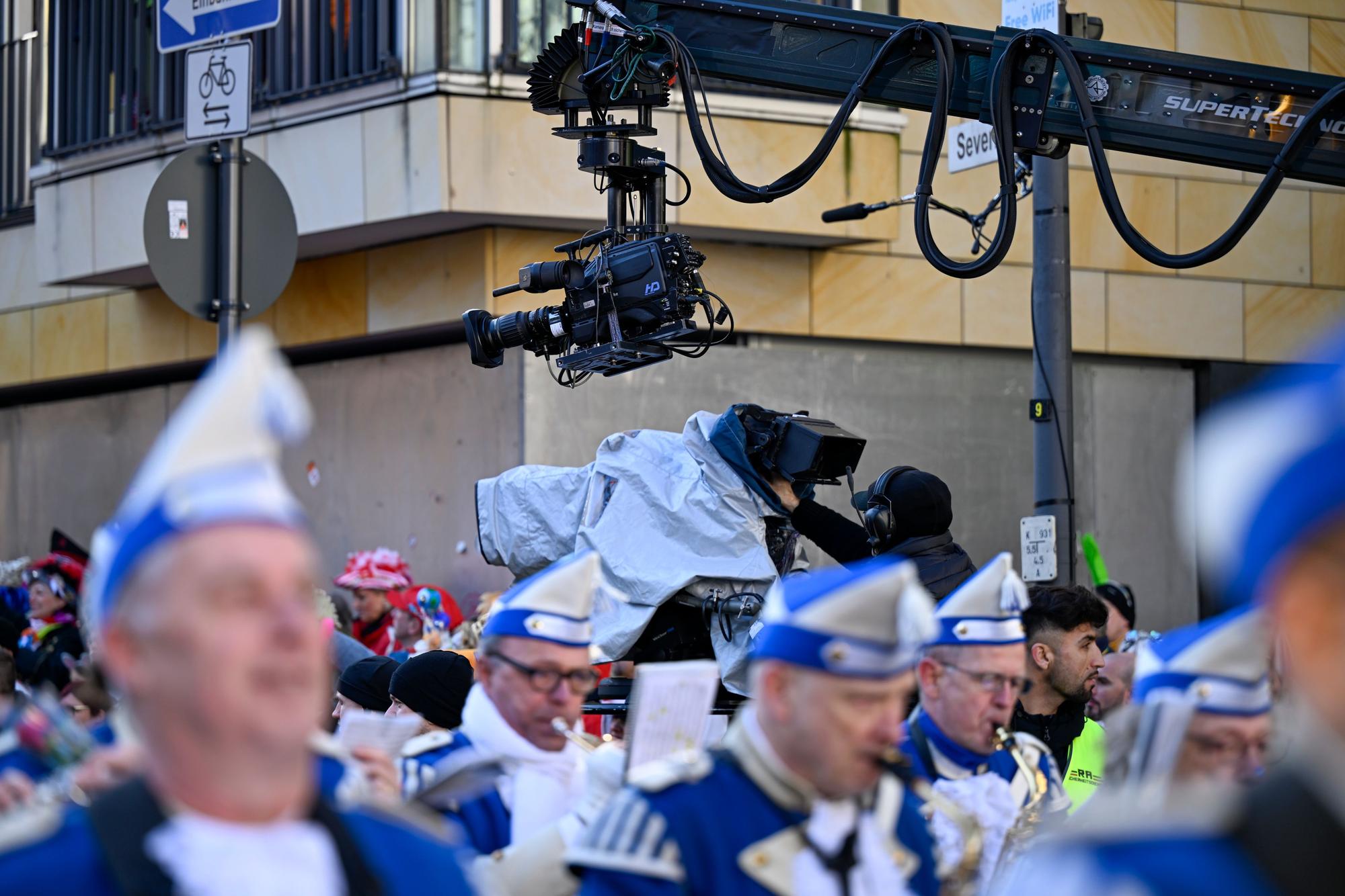 Der Rosenmontagszug zieht durch die Severinstraße.