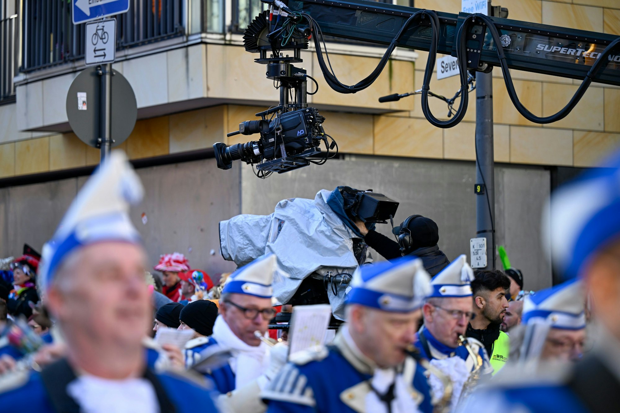 Der Rosenmontagszug zieht durch die Severinstraße.