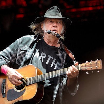 Der kanadische Sänger Neil Young will seinen Tourneestart in die Ukraine verlegen. Das kündigt er auf seiner Webseite an. (Archivbild)