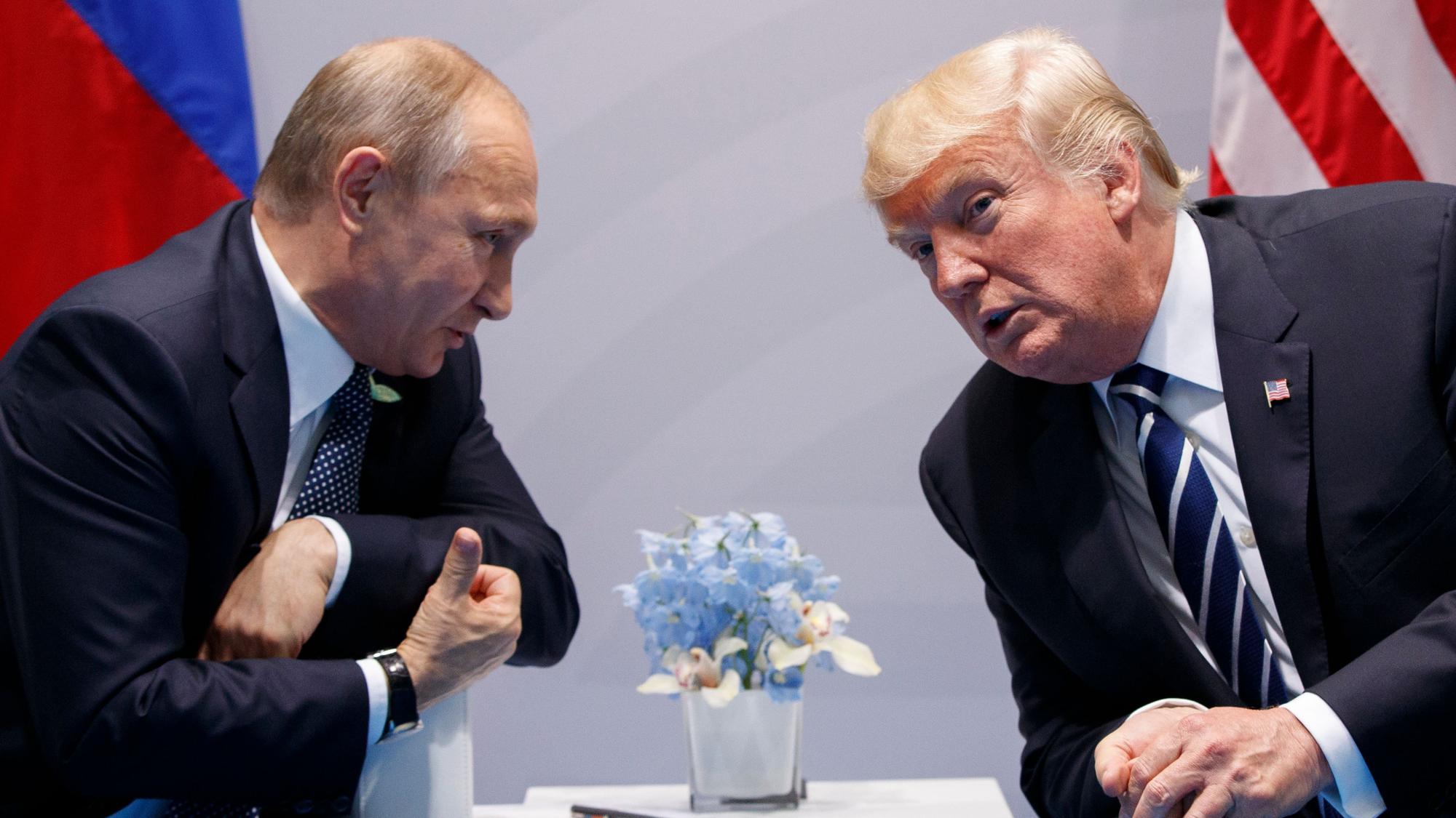 ARCHIV - 07.07.2017, NA, Hamburg: Wladimir Putin (l), Präsident von Russland, und Donald Trump, damals Präsident der USA, unterhalten sich auf dem G20-Gipfel. (Archivbild) (zu dpa: «Russland bietet USA gemeinsamen Abbau von Rohstoffen an») Foto: Evan Vucci/AP/dpa +++ dpa-Bildfunk +++
