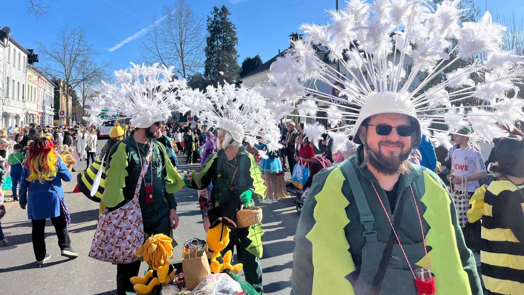 Fantasievollen Kopfschmuck als Pusteblume zeigten „Stefans Freunde auf Majas Wiese“.