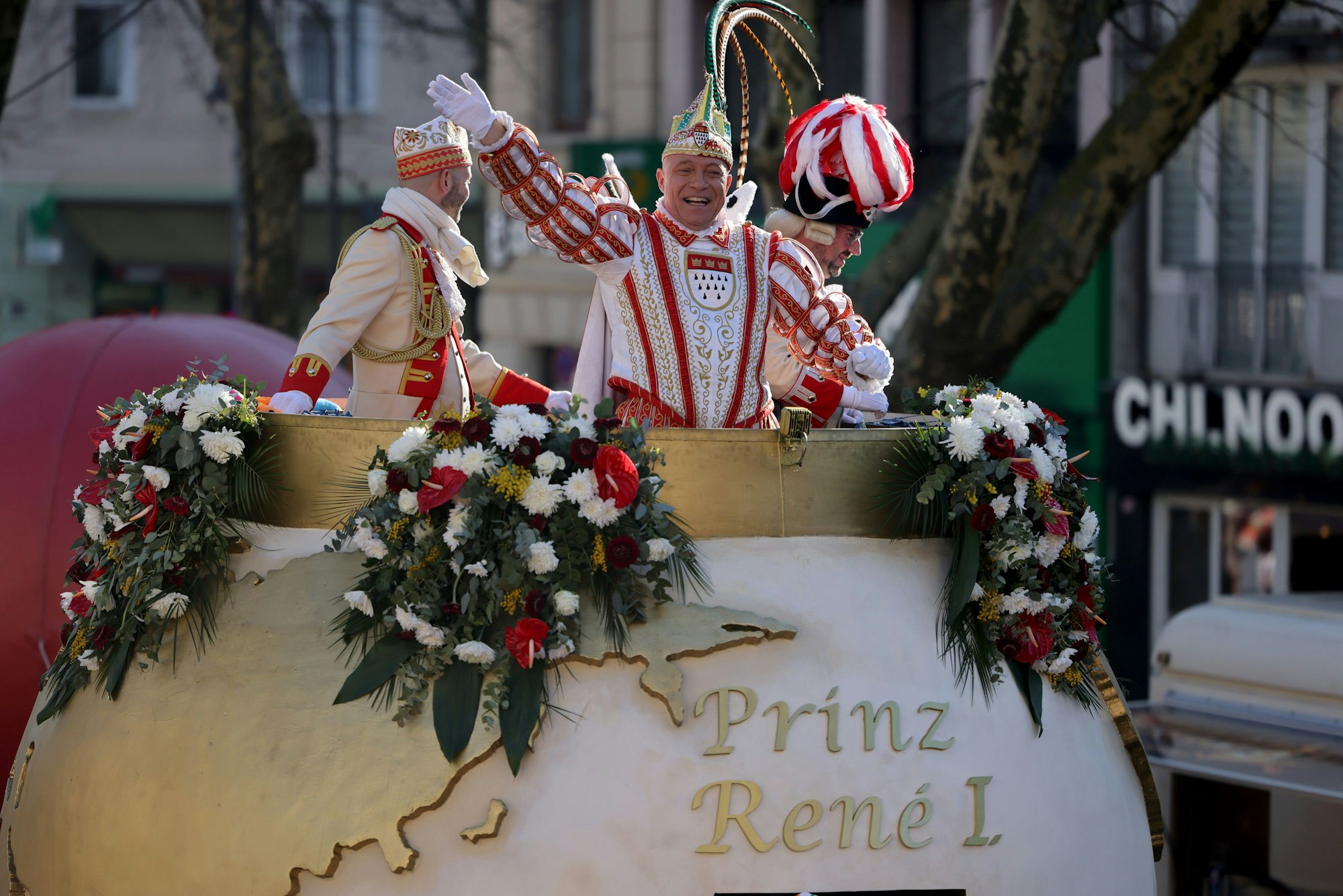 Prinz René I. (René Klöver) fährt am Ende des Zuges mit.