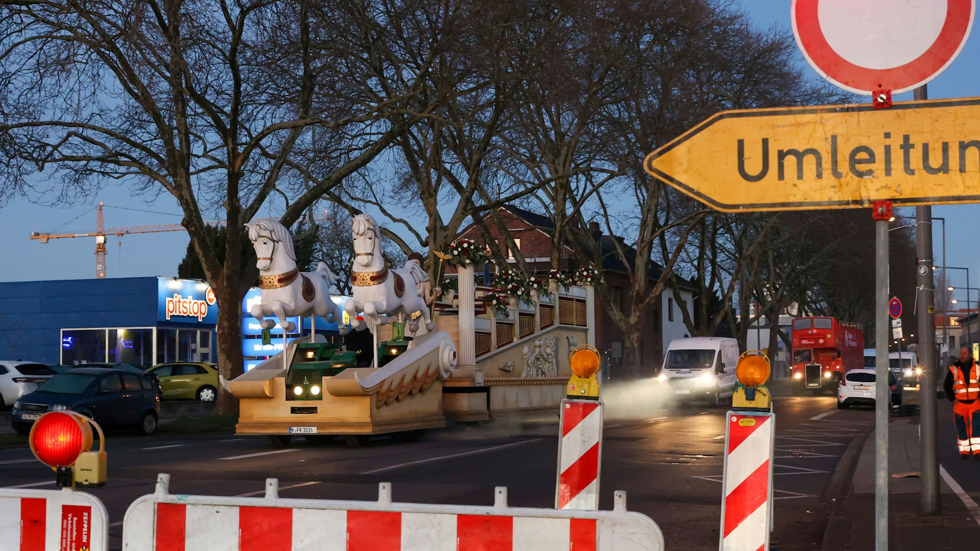 03.03.2025
Köln:
Rosenmontagszug:
Am frühen Morgen transportiert das Festkomitee Kölner Karneval alle Fahrzeuge des Rosenmontagszugs aus der Wagenhalle des Haus des Karnevals in die Südstadt. Reportage über den „Zug vor dem Zug“.
Foto: Martina Goyert