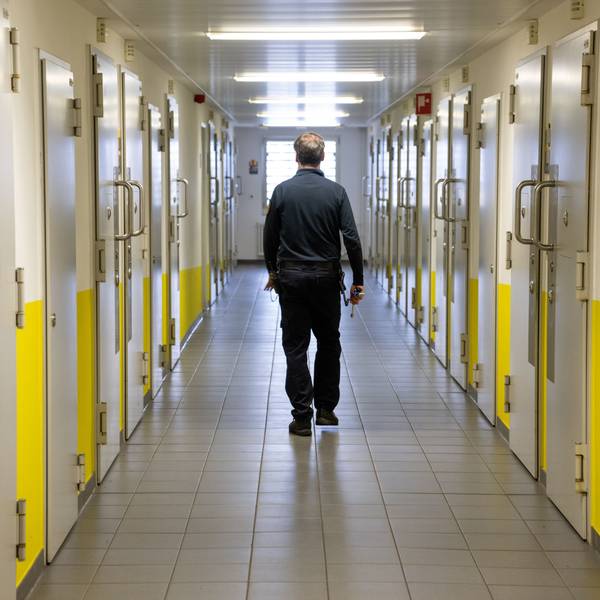 ARCHIV - 16.01.2025, Rheinland-Pfalz, Wittlich: Ein Justizvollzugsbeamter geht durch einen Gang vorbei an den
Gefängniszellen in der Justizvollzugsanstalt (JVA) Wittlich. (zu dpa: «Vierstellige Zahl an Häftlingen kann Bundestag mitwählen») Foto: Harald Tittel/dpa +++ dpa-Bildfunk +++
