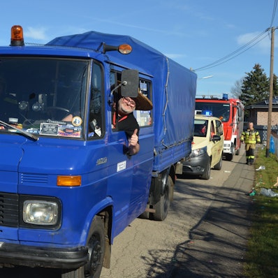 Thomas Fillmann aus Kirchheim sitzt am Steuer eines einstigen THW-Lkw. Er lehnt sich aus dem Fenster und hält einen Daumen hoch.