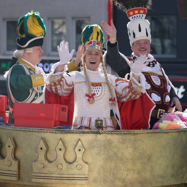 03.03.2025, Nordrhein-Westfalen, Köln: Jungfrau Marlis Hendrik Ermen) und Bauer Michael (Michael Samm) vom Dreigestirn fahren am Ende des Zuges mit. Mit den Rosenmontagszügen erreicht der rheinische Straßenkarneval seinen Höhepunkt. Das Motto der Kölner Karnevalssession 2025 lautet «FasteLOVEnd - Wenn Dräum widder blöhe». Foto: Oliver Berg/dpa +++ dpa-Bildfunk +++