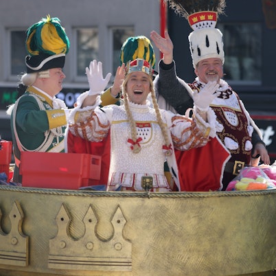 03.03.2025, Nordrhein-Westfalen, Köln: Jungfrau Marlis Hendrik Ermen) und Bauer Michael (Michael Samm) vom Dreigestirn fahren am Ende des Zuges mit. Mit den Rosenmontagszügen erreicht der rheinische Straßenkarneval seinen Höhepunkt. Das Motto der Kölner Karnevalssession 2025 lautet «FasteLOVEnd - Wenn Dräum widder blöhe». Foto: Oliver Berg/dpa +++ dpa-Bildfunk +++