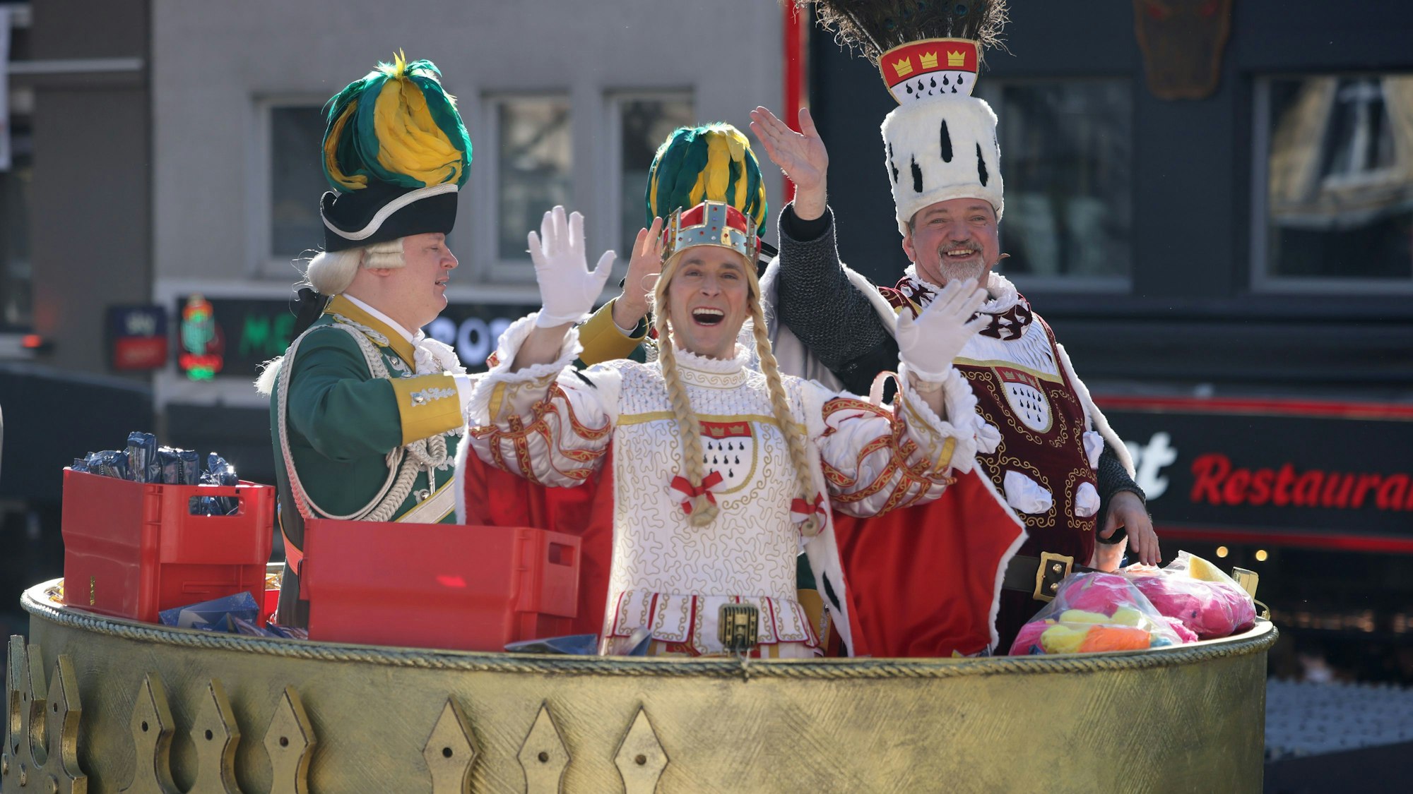 03.03.2025, Nordrhein-Westfalen, Köln: Jungfrau Marlis Hendrik Ermen) und Bauer Michael (Michael Samm) vom Dreigestirn fahren am Ende des Zuges mit. Mit den Rosenmontagszügen erreicht der rheinische Straßenkarneval seinen Höhepunkt. Das Motto der Kölner Karnevalssession 2025 lautet «FasteLOVEnd - Wenn Dräum widder blöhe». Foto: Oliver Berg/dpa +++ dpa-Bildfunk +++