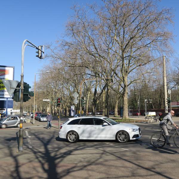 Für Radfahrerinnen und Radfahrer ist die Oskar Jäger-Straße (hier an der Kreuzung zum Melatengürtel) oft unübersichtlich und gefährlich oder zumindest holprig.
