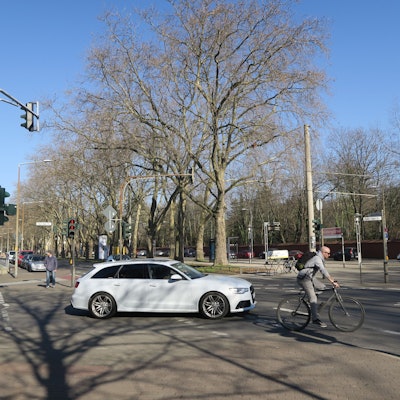 Für Radfahrerinnen und Radfahrer ist die Oskar Jäger-Straße (hier an der Kreuzung zum Melatengürtel) oft unübersichtlich und gefährlich oder zumindest holprig.