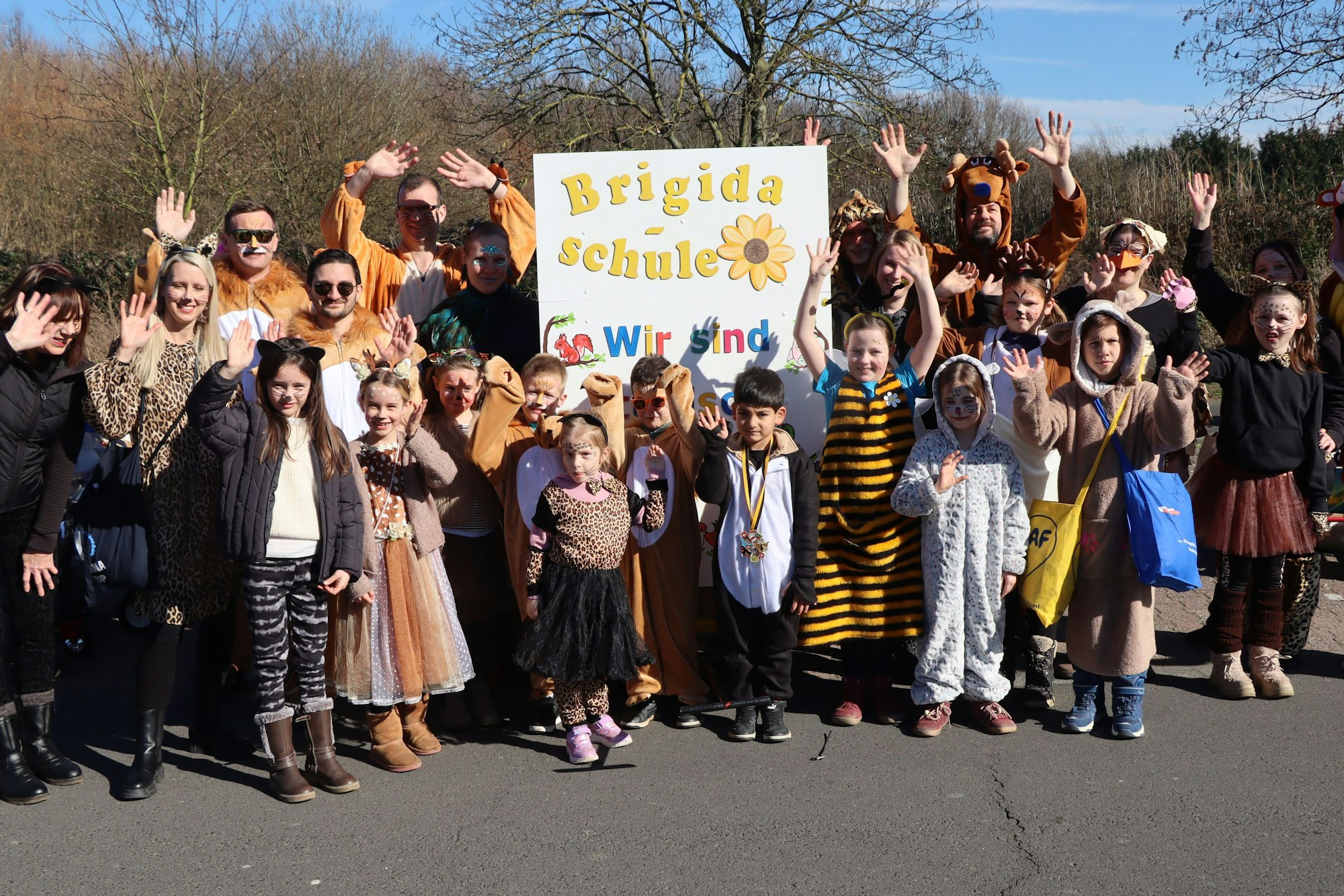 Auf dem Bild sind Kinder und Eltern zu sehen, die sich als Bären, Löwen, Tiger und Bienchen zu sehen.
