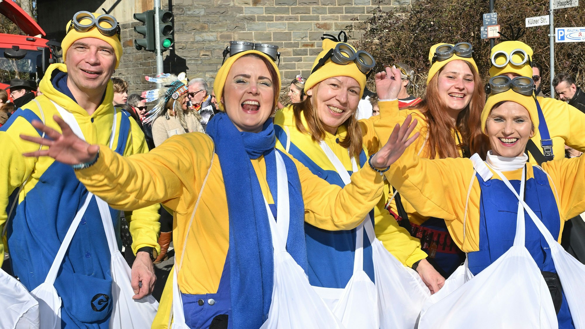 Neu im Rösrather Rosenmontagszug waren „De Jecken us allen Ecken“, die als „Minions“ in Gelb-Blau auftraten.