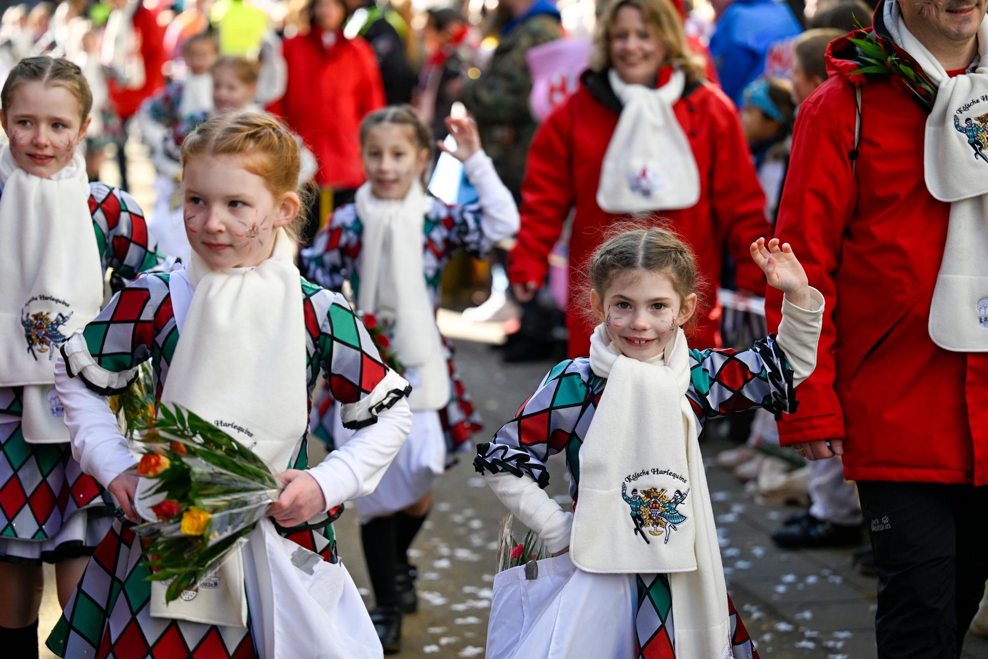 Auch die Kleinsten sind beim Rosenmontagszug dabei.