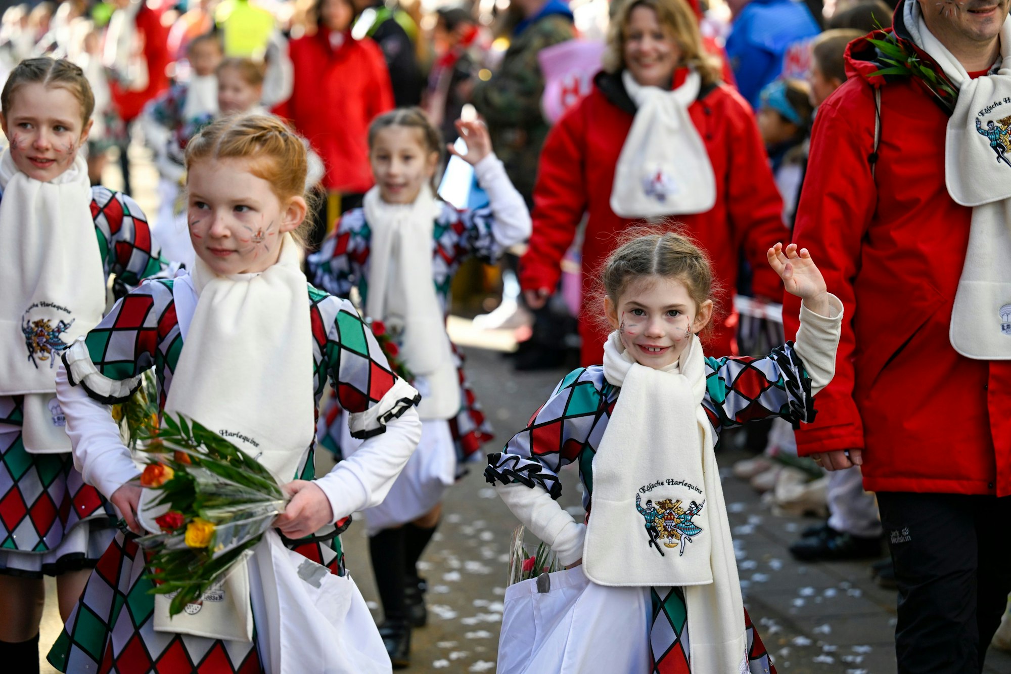 Auch die Kleinsten sind beim Rosenmontagszug dabei.