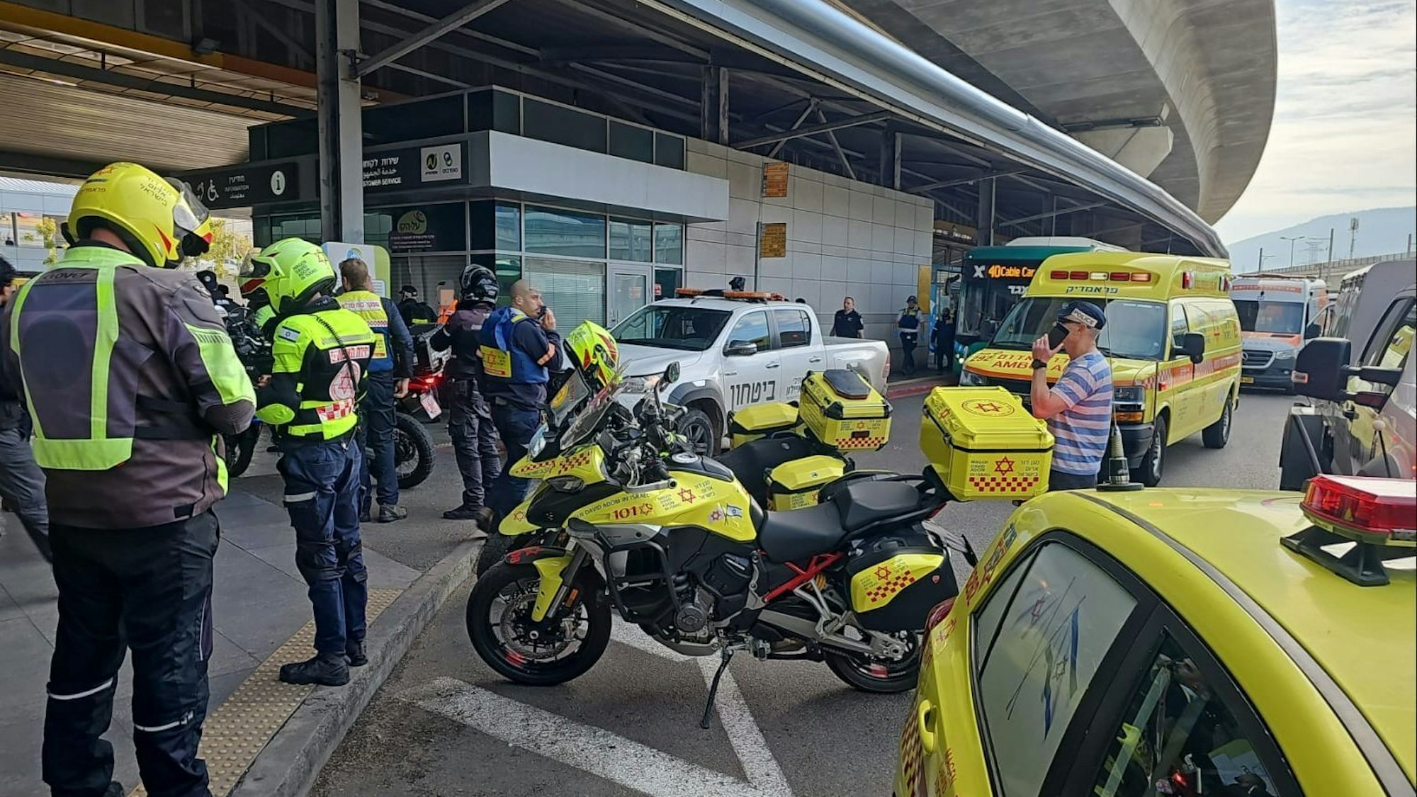 Polizei und Rettungskräfte am Einsatzort in Haifa.