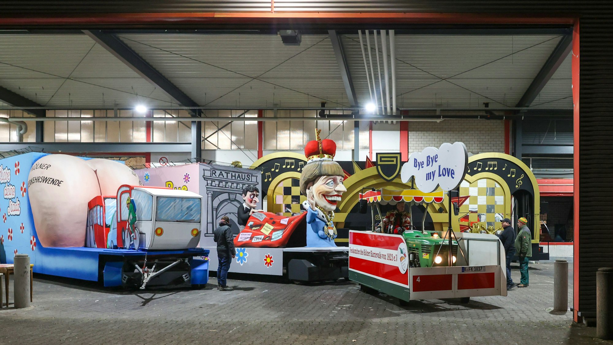 03.03.2025
Köln:
Rosenmontagszug:
Am frühen Morgen transportiert das Festkomitee Kölner Karneval alle Fahrzeuge des Rosenmontagszugs aus der Wagenhalle des Haus des Karnevals in die Südstadt. Reportage über den „Zug vor dem Zug“.
Foto: Martina Goyert