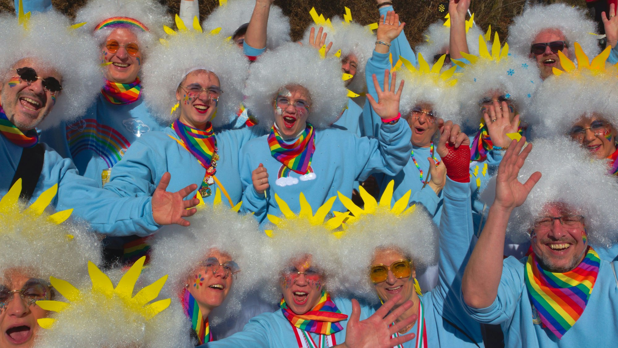 Eine als Wolken und Sonne verkleidete Gruppe in einem Karnevalszug.