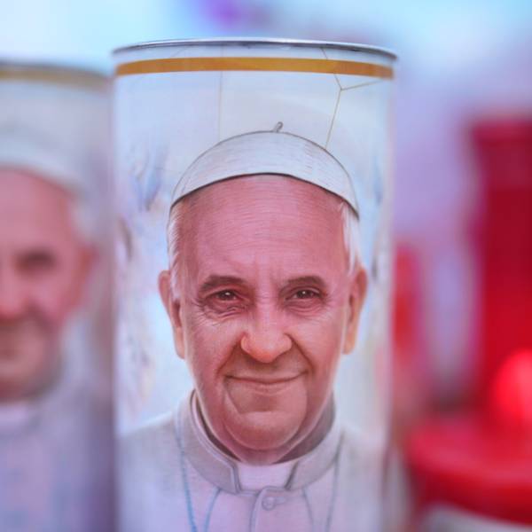 Kerzen mit Fotos von Papst Franziskus in der Poliklinik Agostino Gemelli, wo Papst Franziskus im Krankenhaus liegt.