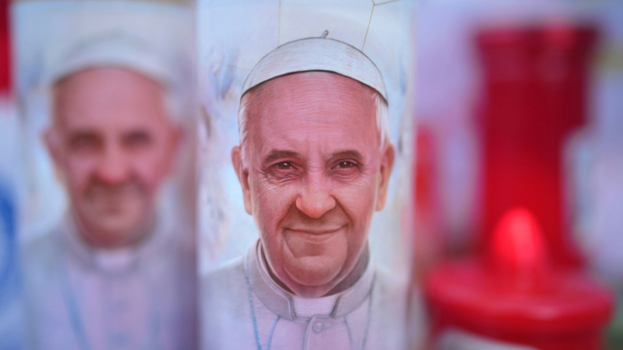 Kerzen mit Fotos von Papst Franziskus in der Poliklinik Agostino Gemelli, wo Papst Franziskus im Krankenhaus liegt.