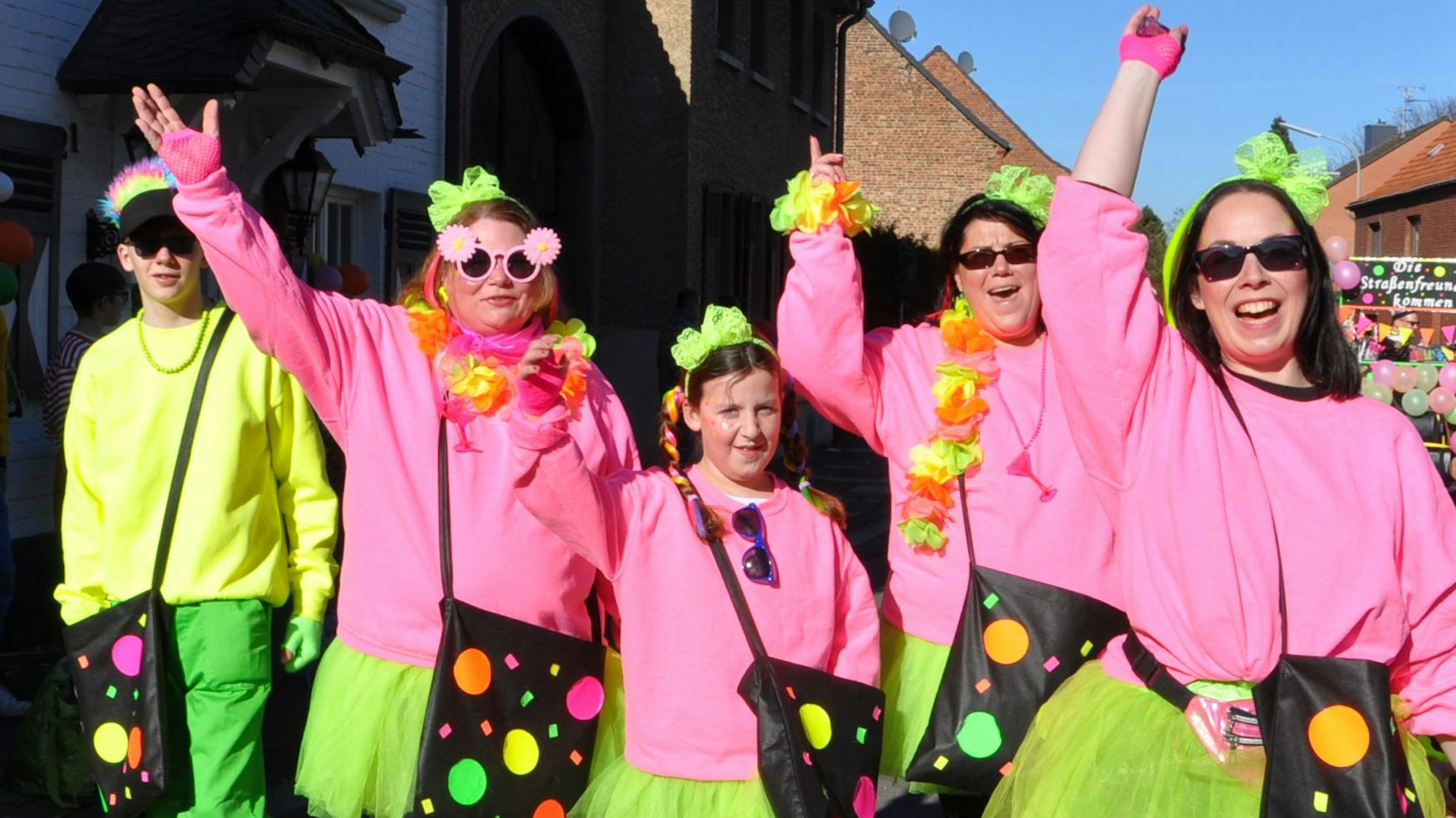 Zu sehen sind Narren in rosa Kostümen.