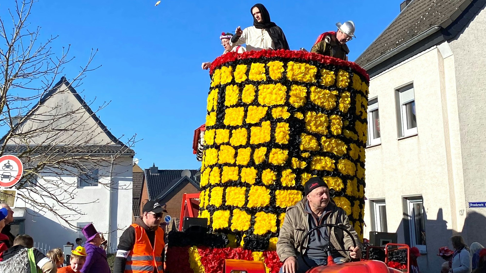 Zu sehen ist eine Karnevalswagen, der einer Burg ähnelt.