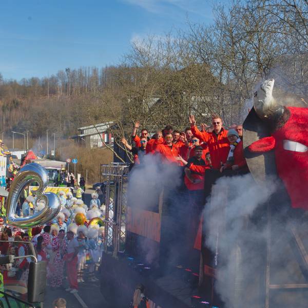 Damit große Motivwagen wie dieser sicher durch Engelskirchen und ganz Oberberg kommen, braucht es ab sofort pro Wagen acht Wagenengel.