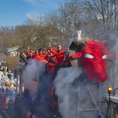 Damit große Motivwagen wie dieser sicher durch Engelskirchen und ganz Oberberg kommen, braucht es ab sofort pro Wagen acht Wagenengel.