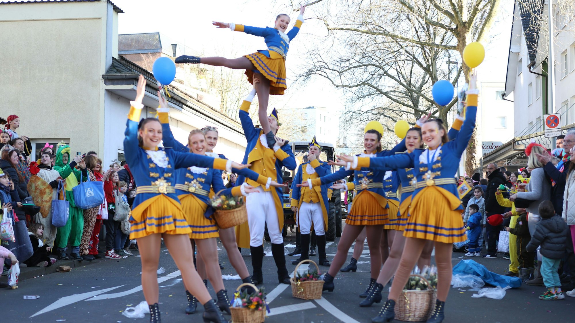Menschen im Karnevalszug.