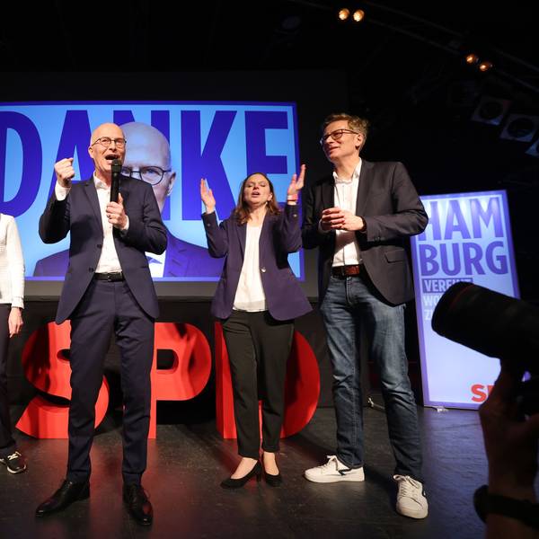 Das Foto zeigt Peter Tschentscher (M, SPD), Erster Bürgermeister von Hamburg, und seine Ehefrau Eva-Maria Tschentscher, Melanie Leonhard (2.vr), Vorsitzende der SPD Hamburg, und Nils Weiland (l), Vorsitzender der SPD Hamburg, bei der Wahlparty der SPD in der Hamburger Markthalle.