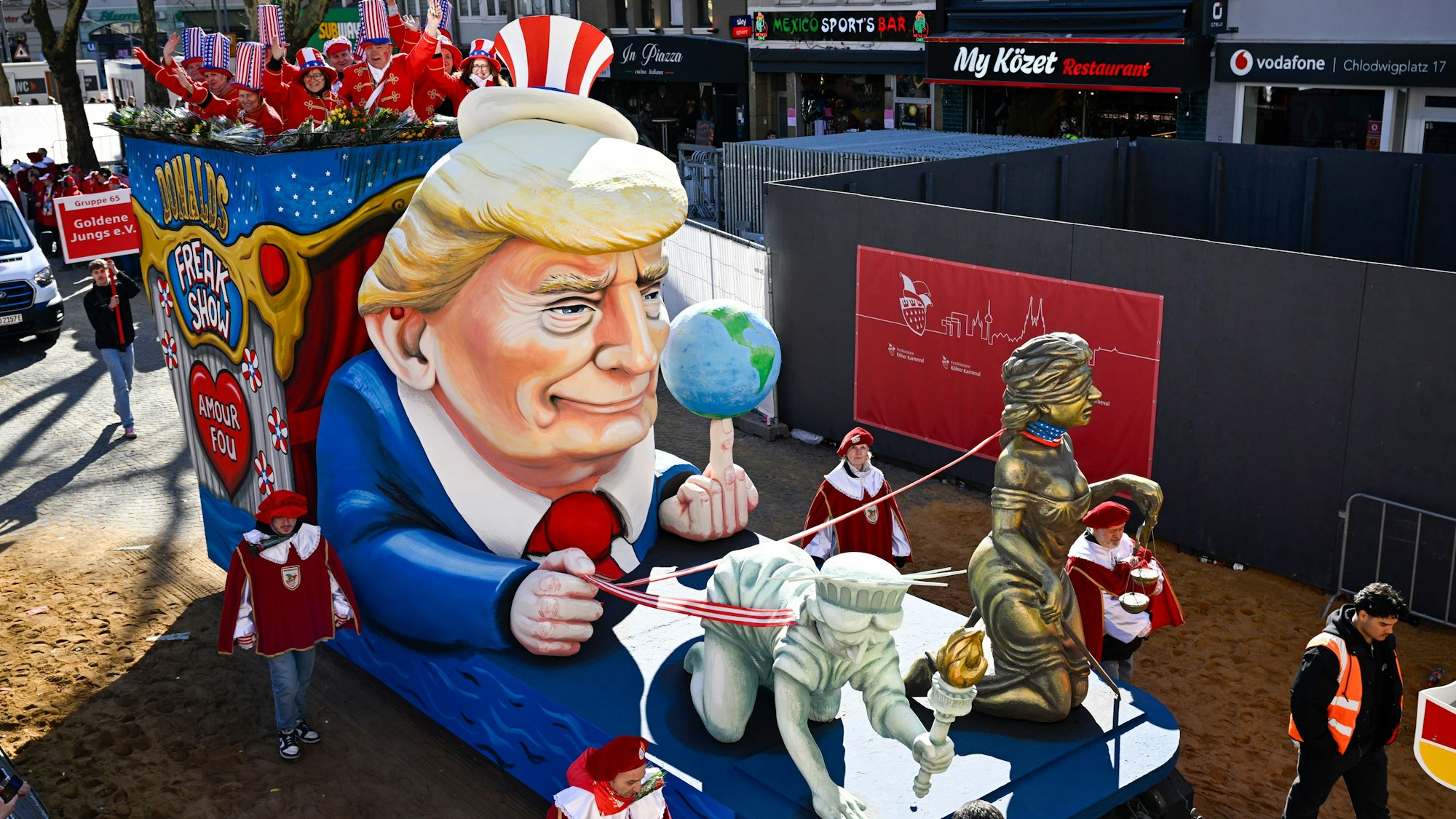 Auch US-Präsident Donald Trump war Thema beim Kölner Rosenmontagszug.